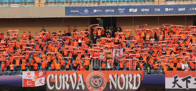 半场鲁能2-0领先国安！现场千余球迷整齐划一加油助威