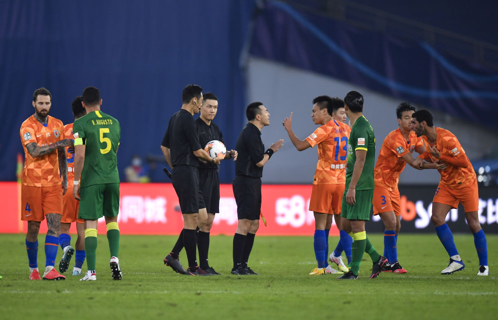 新华社点评京鲁大战：莫让足球裁判“唱主角”