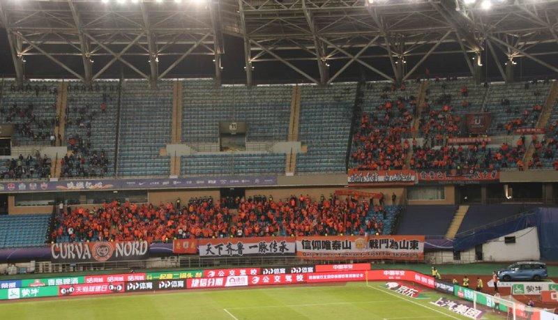 人数压制！鲁能现场球迷近千人，气氛爆棚客场秒变“主场”