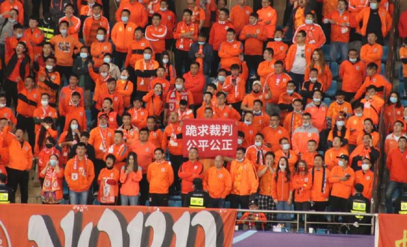 国安vs鲁能比赛，现场鲁蜜举起“跪求裁判公平公正”横幅