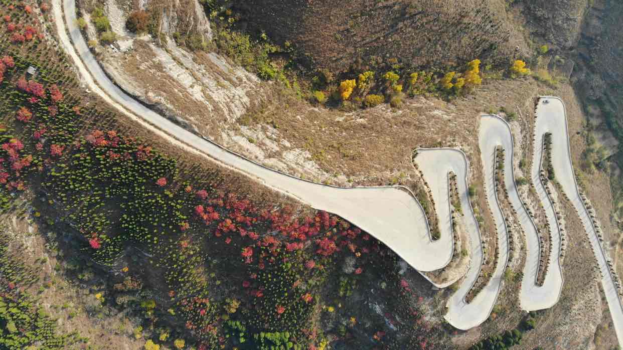 济南版五连发夹弯"秋名山",秋叶红了醉泉城