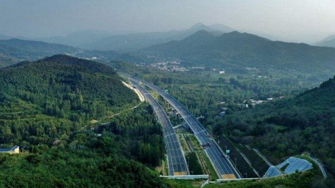 济泰直播丨蹲点泰山东收费站，济泰高速迎来首辆车！现场多车等待