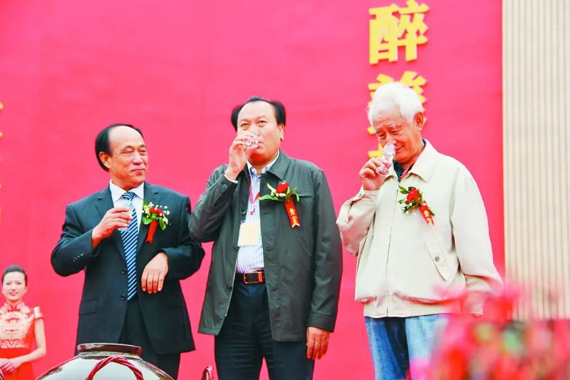 陈光满含深情地说,花冠集团是有担当,有前途的企业,是鲁酒振兴的希望.