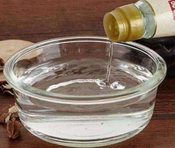 腰突治不好?白醋搭配一妙方,不出二周,腰疼腿麻远离你