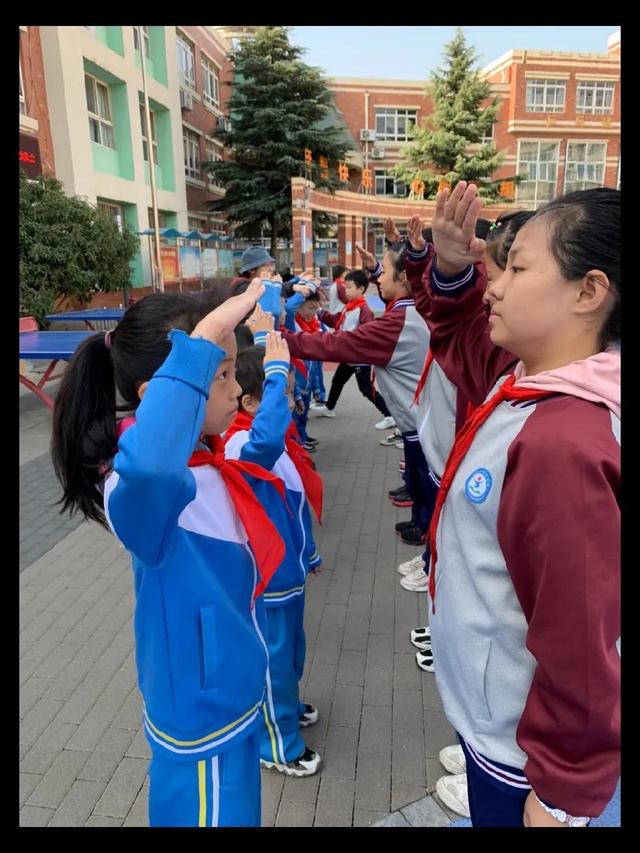 青岛汾阳路小学举办庆祝建队71周年主题大队会暨新队员入队仪式