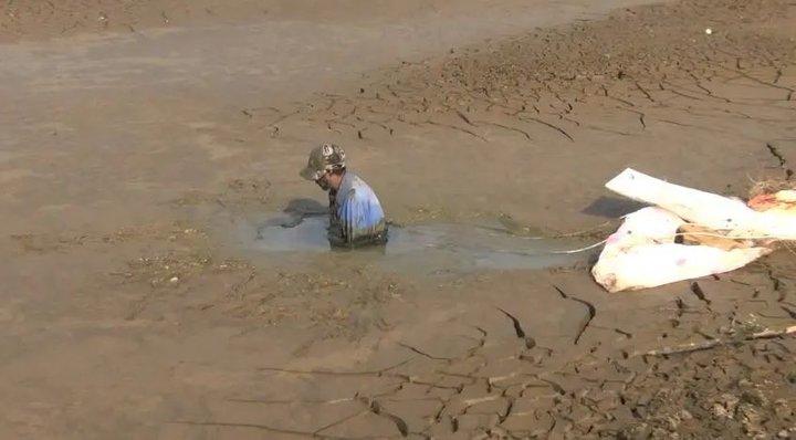 六旬老人深陷泥潭难自拔日照消防搭桥救人