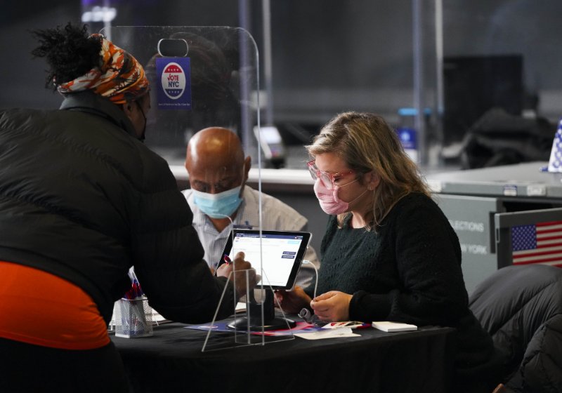 投票站外,美国选民怎么说?有哪些关键词?