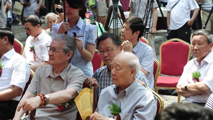 记欧阳中石为齐鲁晚报题写“齐鲁鉴赏”