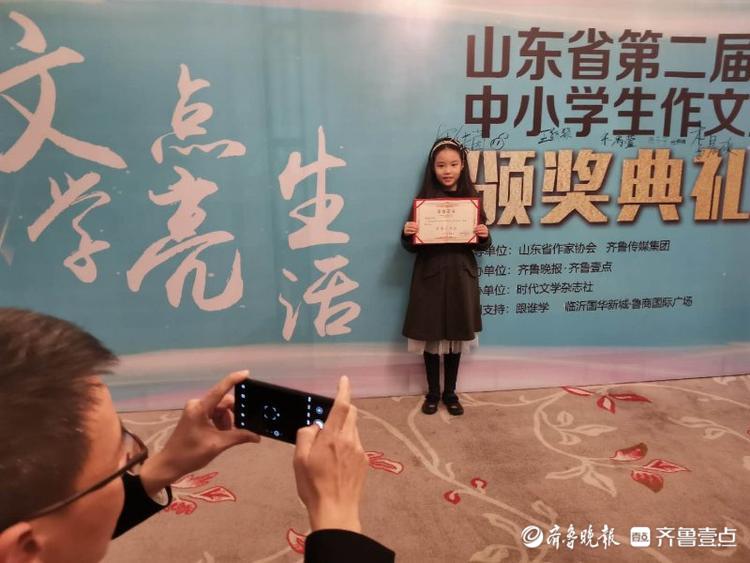 获奖选手签到留影！山东省第二届中小学生作文大赛颁奖典礼开始啦
