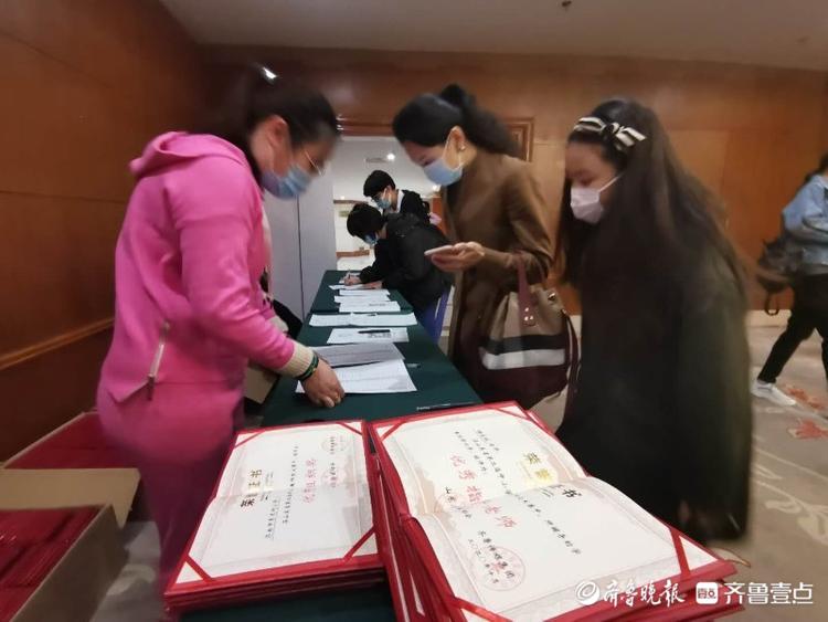 获奖选手签到留影！山东省第二届中小学生作文大赛颁奖典礼开始啦