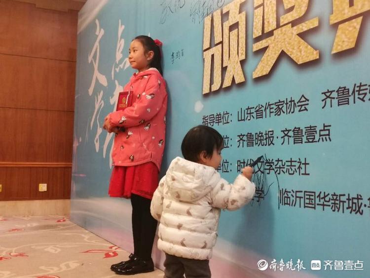 获奖选手签到留影！山东省第二届中小学生作文大赛颁奖典礼开始啦