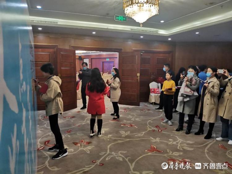 获奖选手签到留影！山东省第二届中小学生作文大赛颁奖典礼开始啦