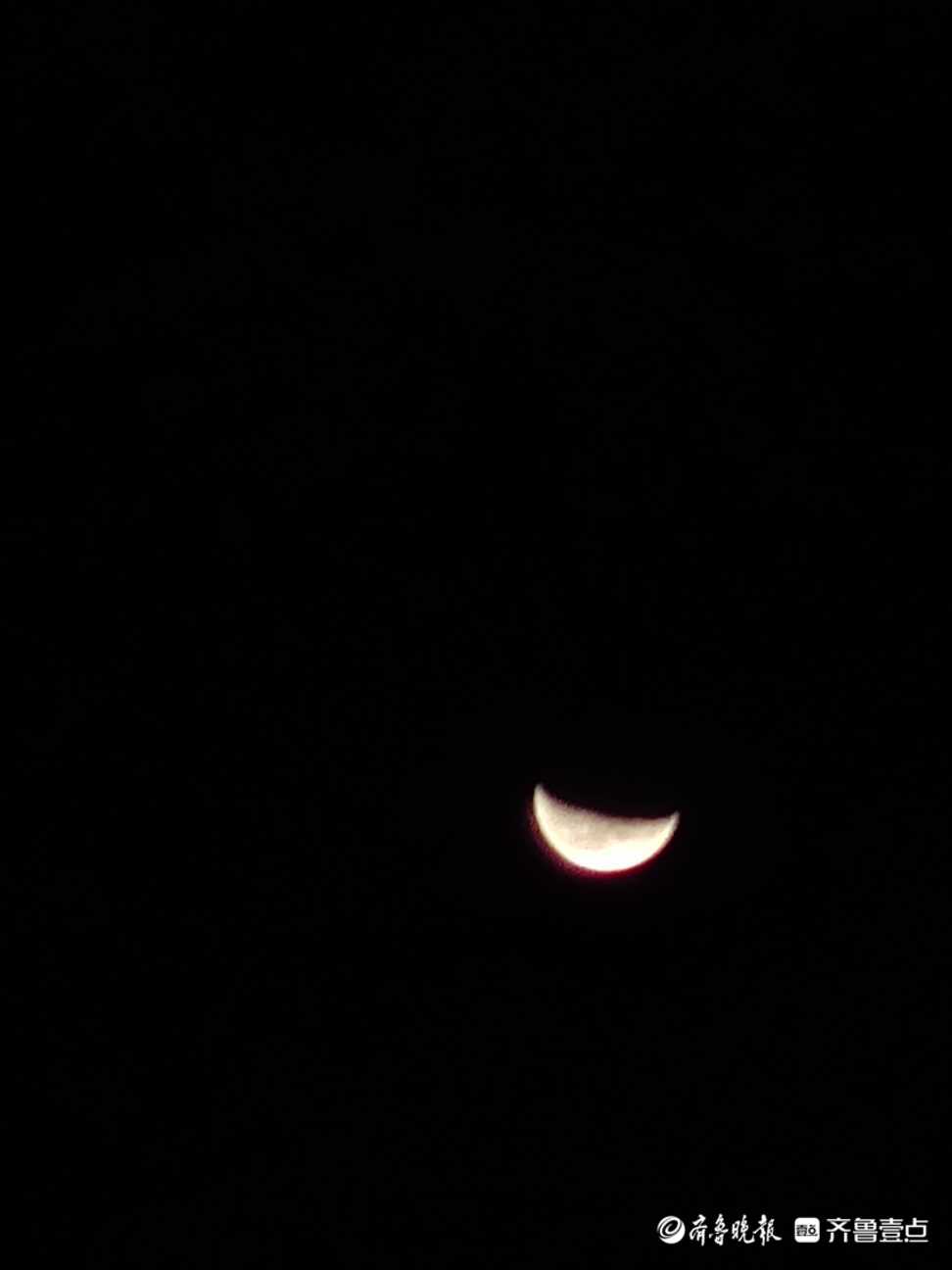 情报站坚守深夜只为拍下你美轮美奂的下弦月如约而至