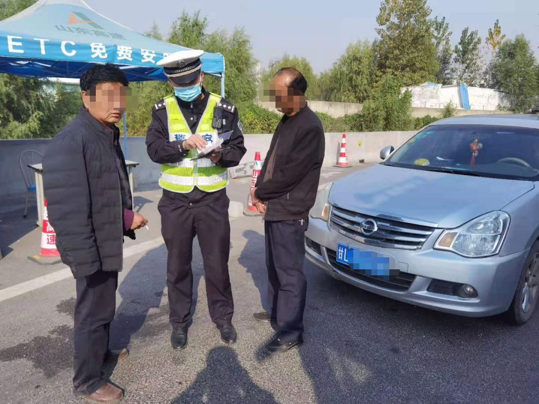 一车3人2人有证却让驾驶证被吊销的人开车菏泽交警罚