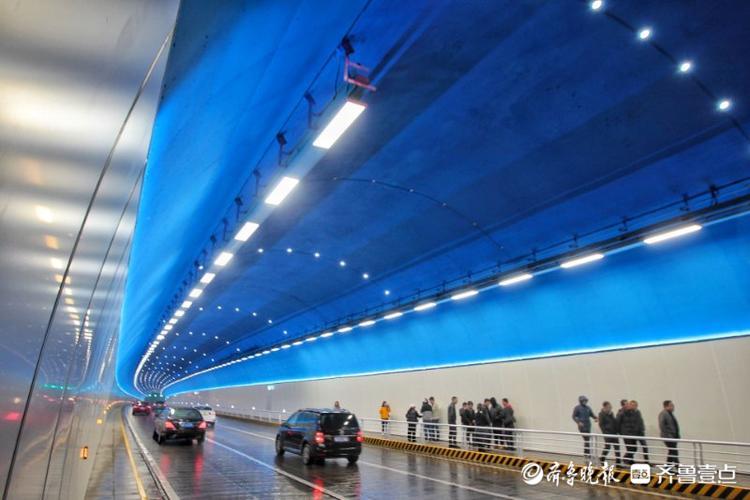 济南转山隧道改造完成洞内泉水蓝配点光源宛若星空