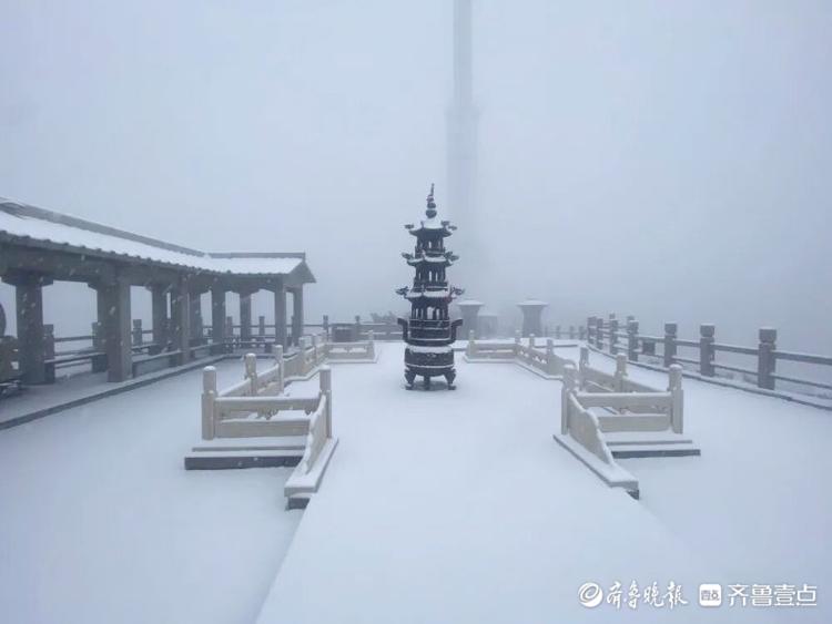 沂蒙最高峰飘起了雪花，沂蒙山龟蒙景区迎来今冬第一场雪