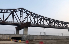 提前探：潍莱高铁上跨青荣铁路特大桥，200多米桥上没一颗螺丝