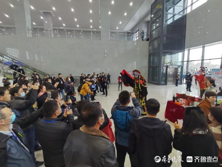 终于盼“莱”了！潍莱高铁通车首日，平度站开启“人从众”模式