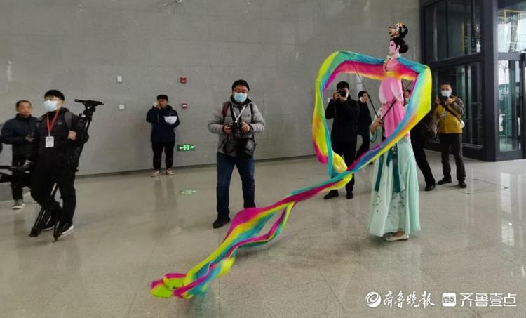 终于盼“莱”了！潍莱高铁通车首日，平度站开启“人从众”模式