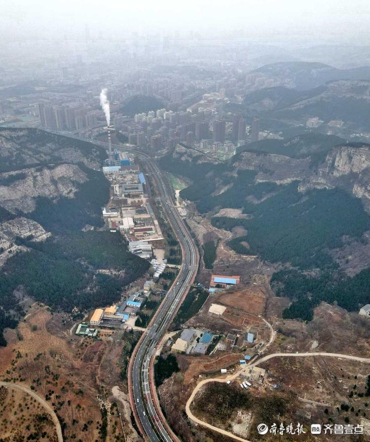 情报站|航拍济南佛慧山，山路蜿蜒深邃，形态万千！