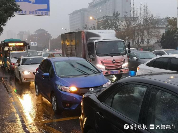 雨雪降临，济南市区早早开始堵车！