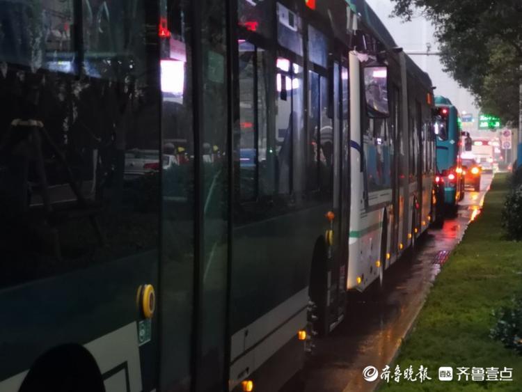 雨雪降临，济南市区早早开始堵车！