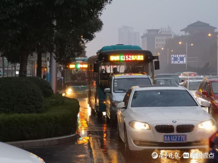 雨雪降临，济南市区早早开始堵车！