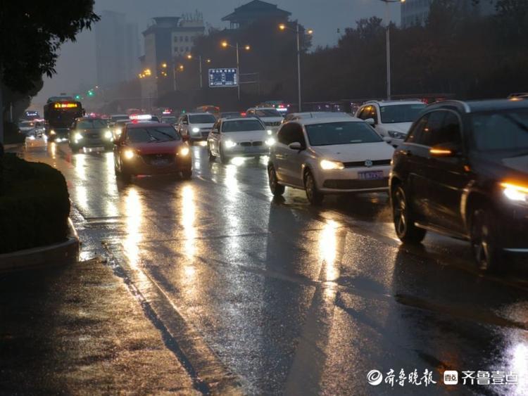 雨雪降临，济南市区早早开始堵车！