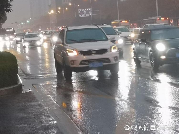 雨雪降临，济南市区早早开始堵车！