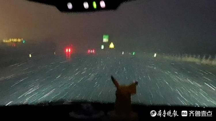 多图直击！济南市区今冬第一雪来了！