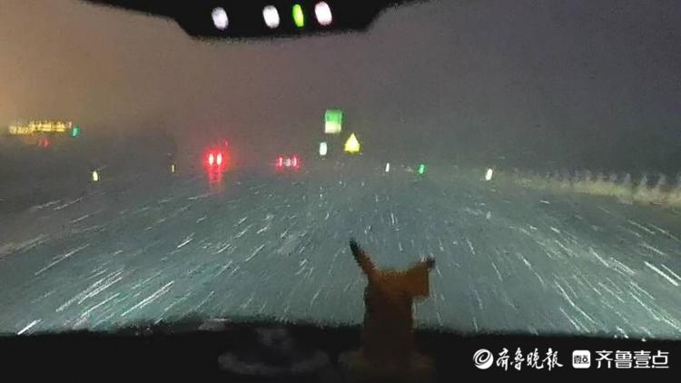 多图直击！济南市区今冬第一雪来了！