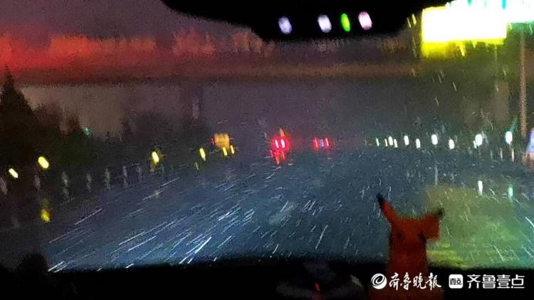 多图直击！济南市区今冬第一雪来了！