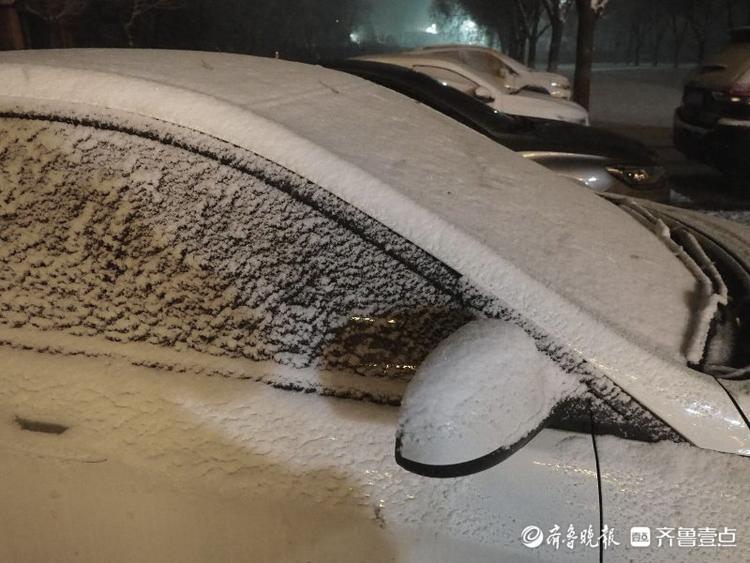 济南市区今冬首雪，晶莹剔透十分入镜