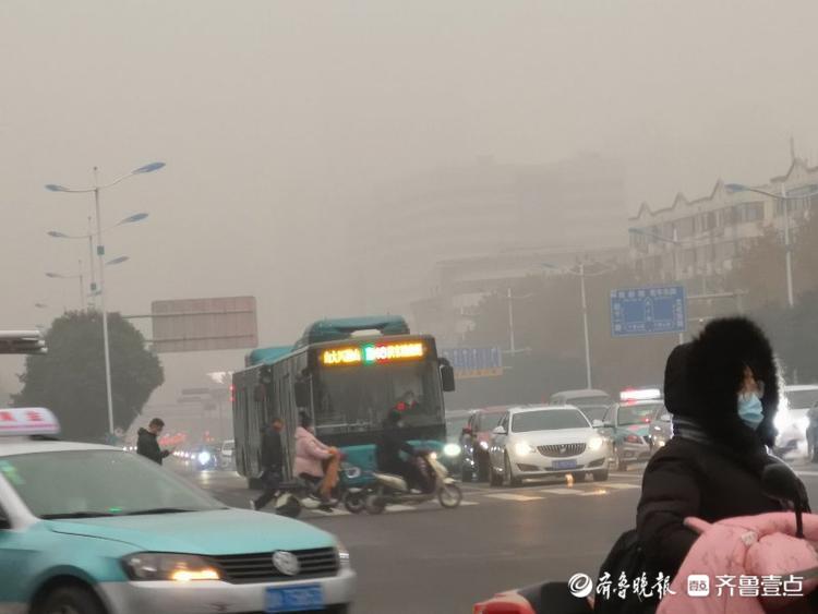 濟南雨雪后現(xiàn)濃霧，能見度低高樓隱身