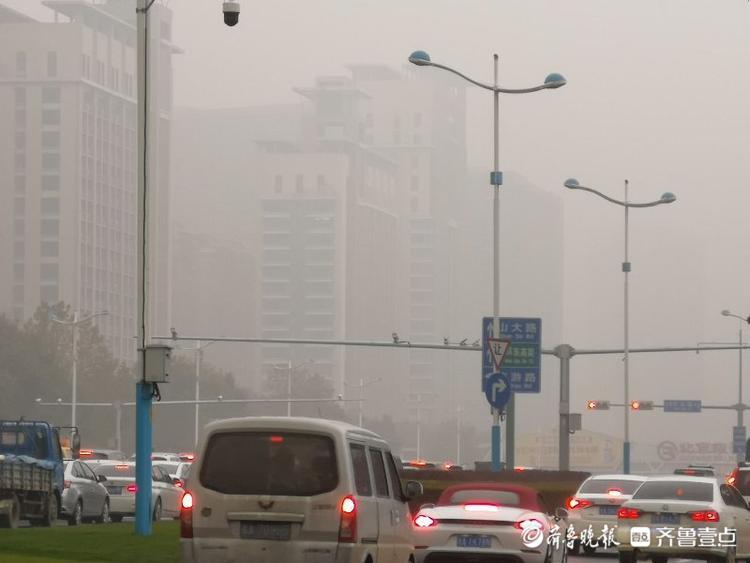 濟南雨雪后現(xiàn)濃霧，能見度低高樓隱身