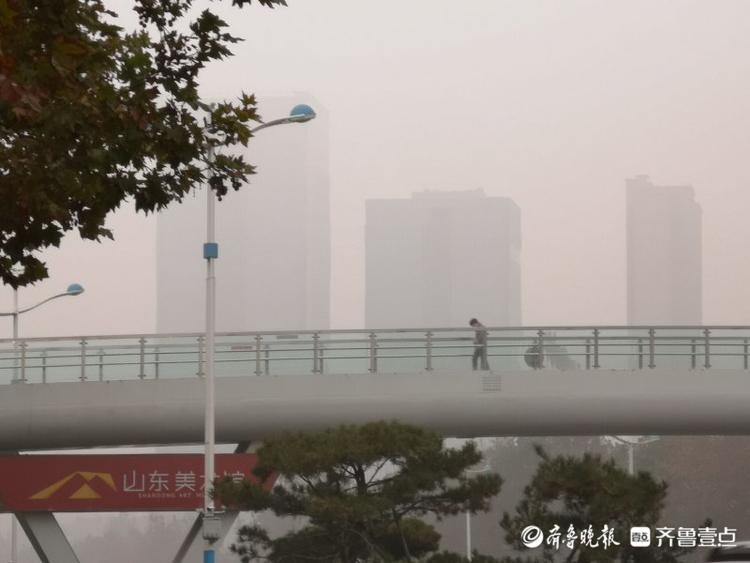 濟南雨雪后現(xiàn)濃霧，能見度低高樓隱身