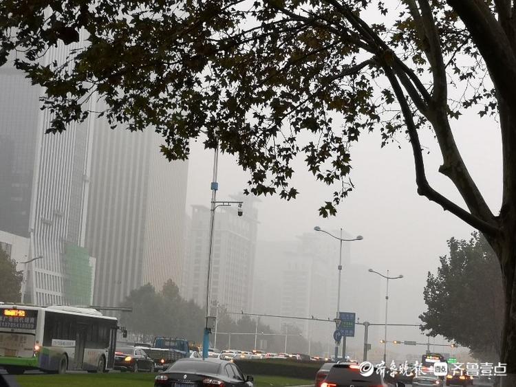 濟南雨雪后現(xiàn)濃霧，能見度低高樓隱身