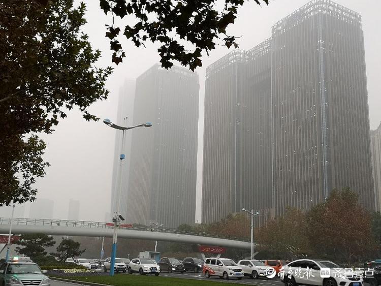 濟南雨雪后現(xiàn)濃霧，能見度低高樓隱身