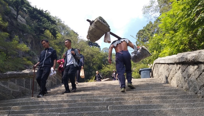壹直播｜货物扛在肩，俩小时就登顶！跟着挑山工登泰山
