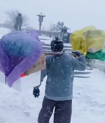 果然视频|“不能歇，歇着更冷”泰山挑山工给货物披袋子自己淋雪