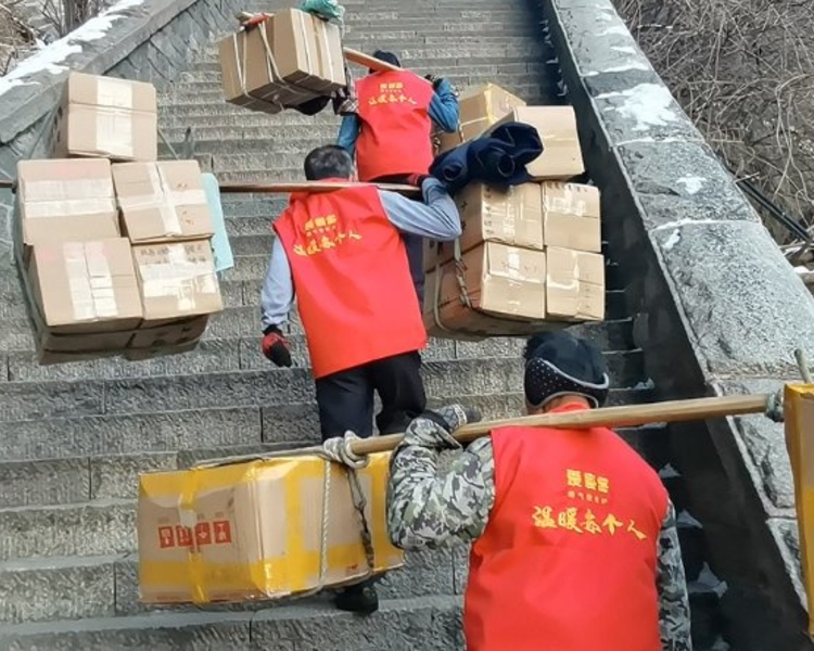 近日，泰山山顶矿泉水五元一瓶登上热搜，引发网友热议。泰山挑山工这个群体再次进入人们的视线。齐鲁晚报·齐鲁壹点记者来到泰山风景区，跟随挑山工群体登泰山，看看冬日泰山挑山工的生活状态。