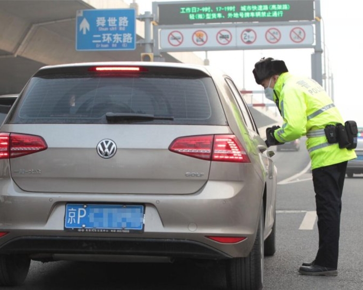 12月9日晚，济南交警发布通告。通告明确，自发布之日起济南市区城市快速路（高架路）、经十路、旅游路将在早晚高峰期禁止外地号牌车辆通行。