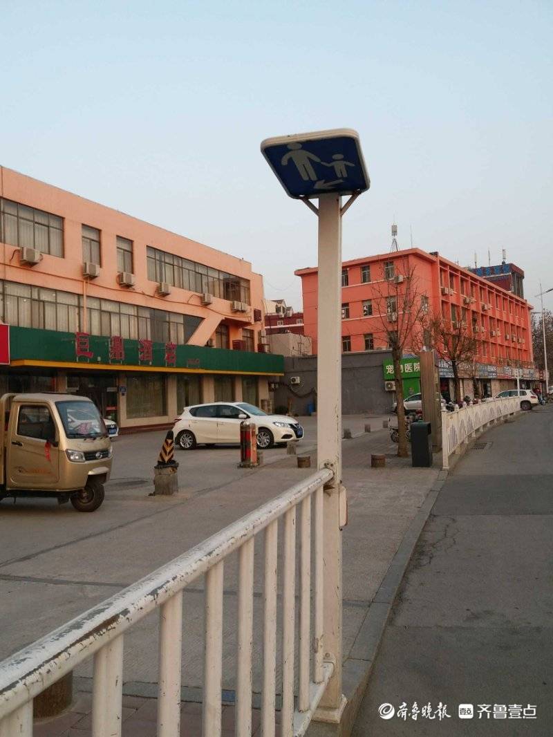 情报站泰安灵山大街路边交通指示牌发生破损市民盼修复