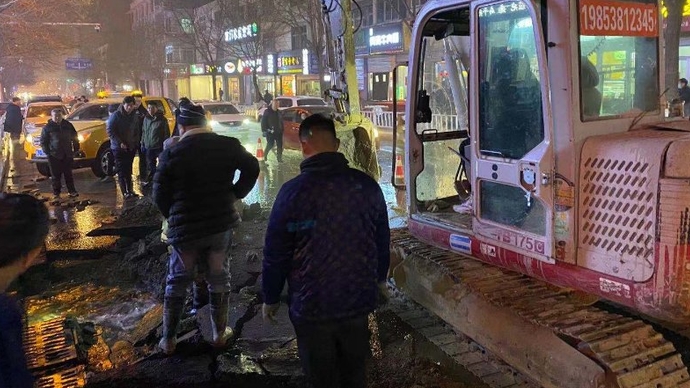 壹直播|泰安工人深夜冒严寒抢修！通天街排水基本完成