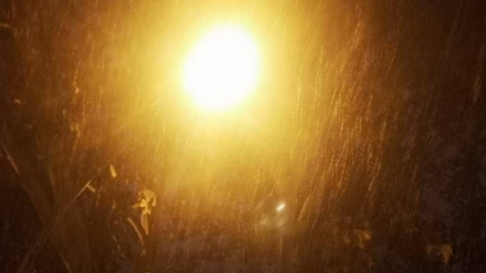 果然视频|济南今冬第一场雪终于来了，在灯光下赏雪太漂亮了！