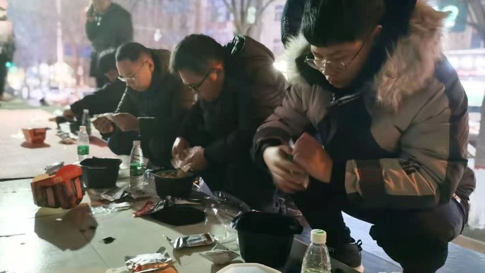 果然视频｜冬夜飘雪，泰安自来水公司抢修人员在路边匆匆解决晚饭