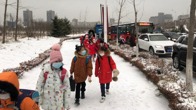 壹直播|今冬最强寒潮笼罩烟台，记者带你体验雪后上学路、上班路