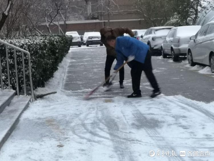 济南一夜变白美丽冻人！居民物业忙扫雪