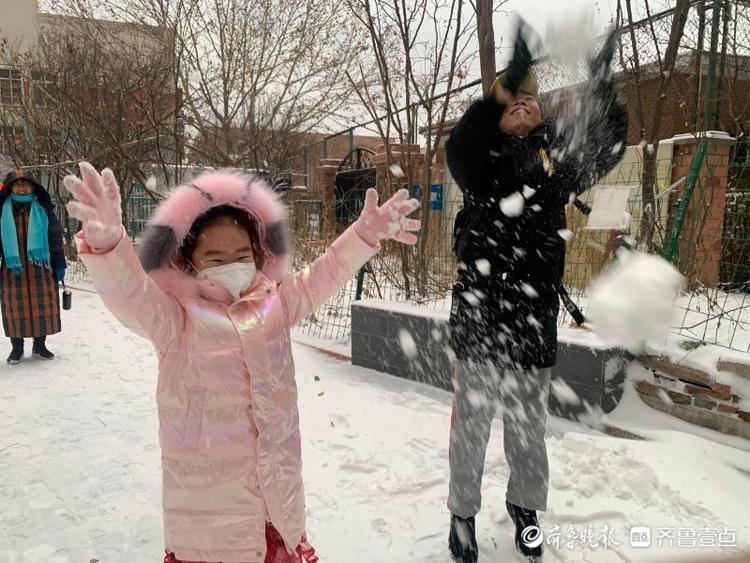 风雪无阻！咯吱咯吱，萌娃踩雪上学欢乐多