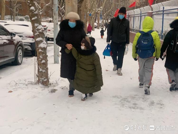 风雪无阻！咯吱咯吱，萌娃踩雪上学欢乐多